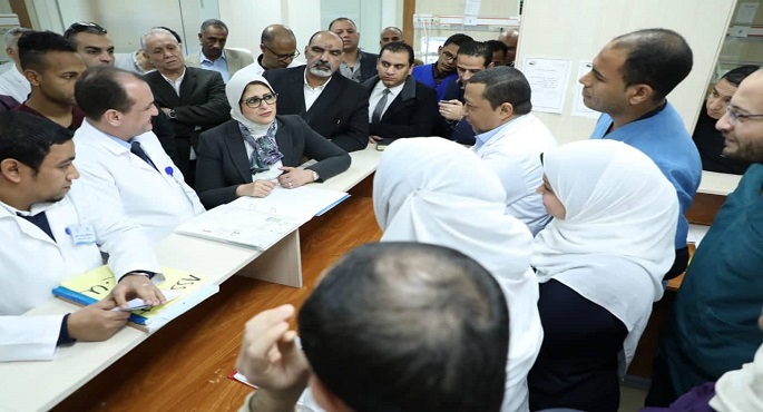 بالصور .. وزيرة الصحة للفريق الطبي لمستشفى إسنا: العمل بالمنظومة الجديدة وفقا لبروتوكولات علاجية موحدة ورقابة صارمة