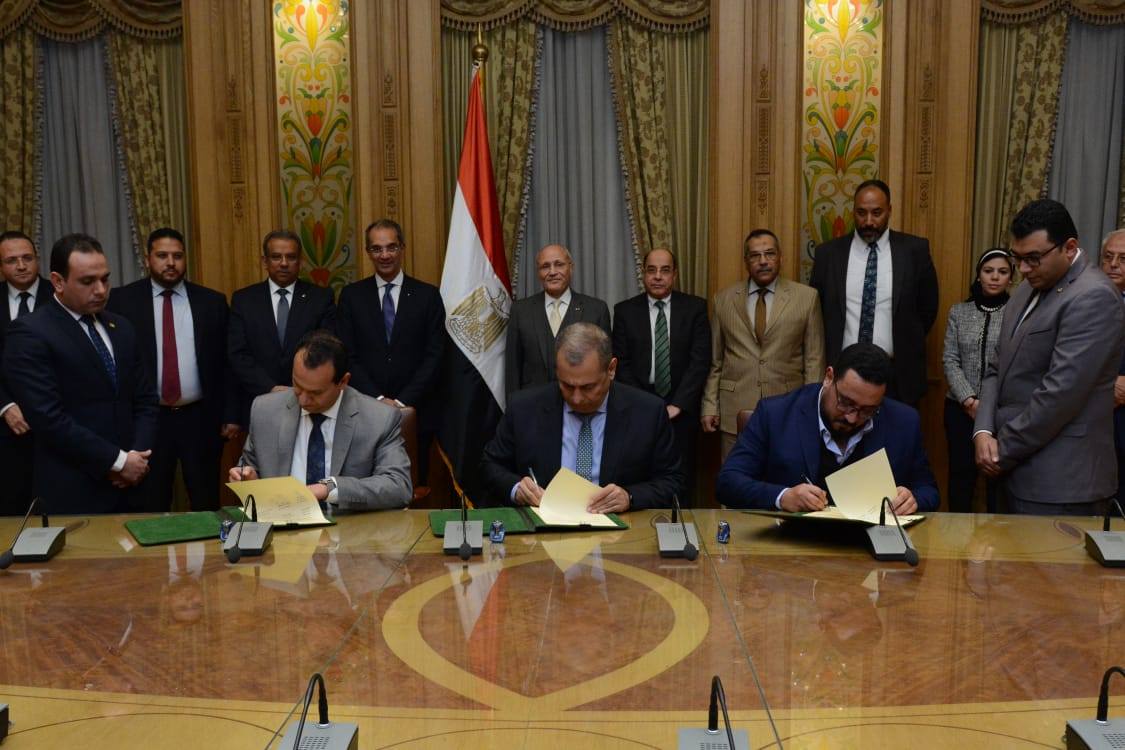 بالصور.. العصار وطلعت يشهدان توقيع مذكرة تفاهم لتجديد إطارات الشاحنات والمعدات الثقيلة
