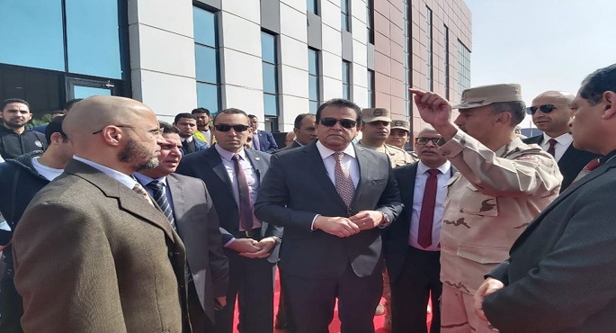 بالصور .. وزير التعليم العالي يتفقد مركز تجميع الأقمارب الصناعية ويرأس اجتماع لجنة المشروعات القومية