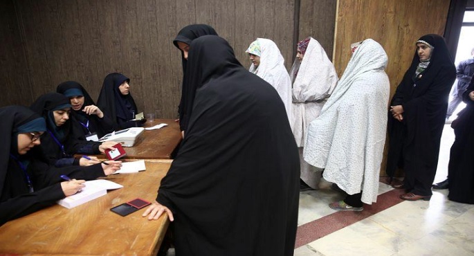 تواصل التصويت في الانتخابات البرلمانية الإيرانية.. وتمديد الاقتراع ساعتين بسبب “الإقبال الكثيف”