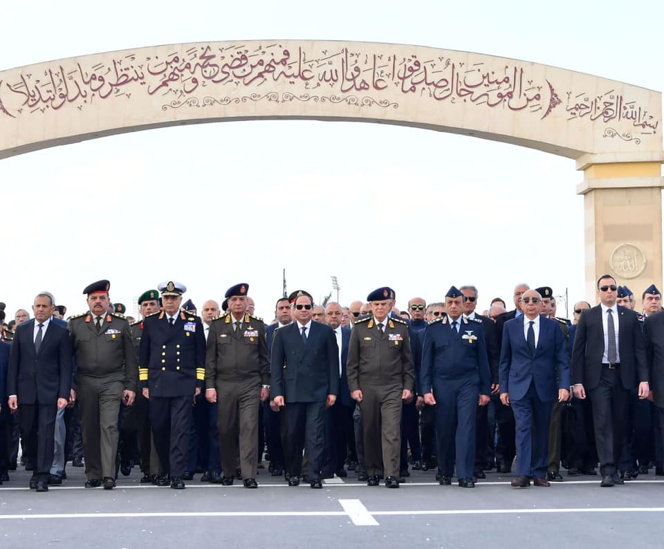 بالفيديو والصور.. الرئيس السيسي يتقدم الجنازة العسكرية للفريق أحمد نصر قائد القوات الجوية الأسبق
