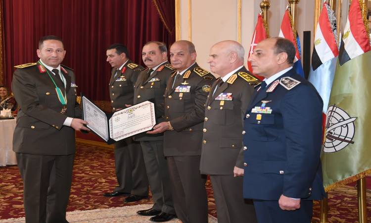 بالفيديو.. وزير الدفاع ورئيس الأركان يكرمان القادة المحالين للتقاعد