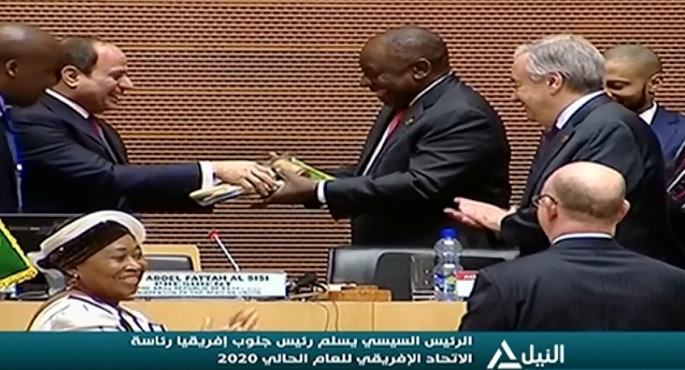 بالفيديو .. الرئيس السيسي يسلم رئيس جنوب أفريقيا رئاسة الدورة الجديدة للاتحاد
