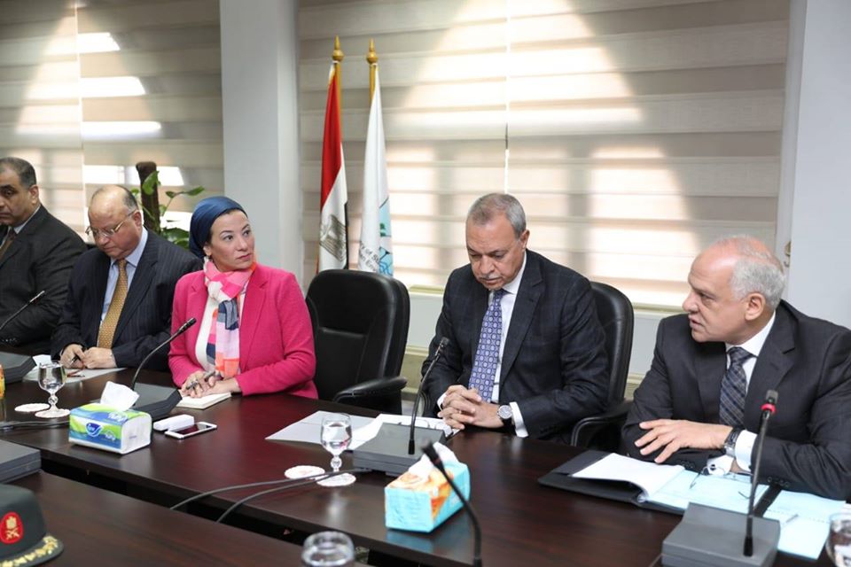 بالصور .. وزيرة البيئة تناقش مشاكل المقالب العشوائية ومدافن القمامة بالقاهرة الكبرى