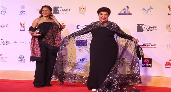 بالصور .. تكريم رجاء الجداوى و نيللى كريم فى مهرجان أسوان لأفلام المرأة