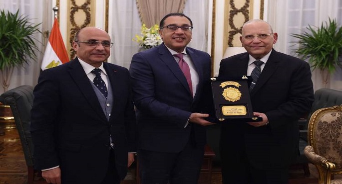 رئيس الوزراء يهدى وزير العدل السابق درع تكريم