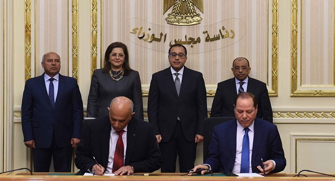 بالصور.. مدبولي يشهد توقيع اتفاقية بين التنمية المحلية والنقل لرصف الطرق بالمحافظات