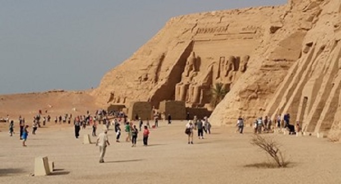 الآثار والسياحة تطرحان كتب تاريخ وتراث وعمارة مخفضة بمنطقة أبو سمبل الأثرية