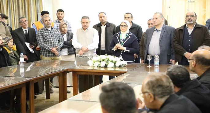 بالصور .. وزيرة الصحة تراجع مع الفرق الطبية الإجراءات الوقائية بالحجر الصحى للتصدى لفيروس كورونا