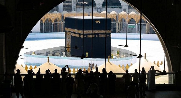 السعودية تعيد فتح مطاف الكعبة