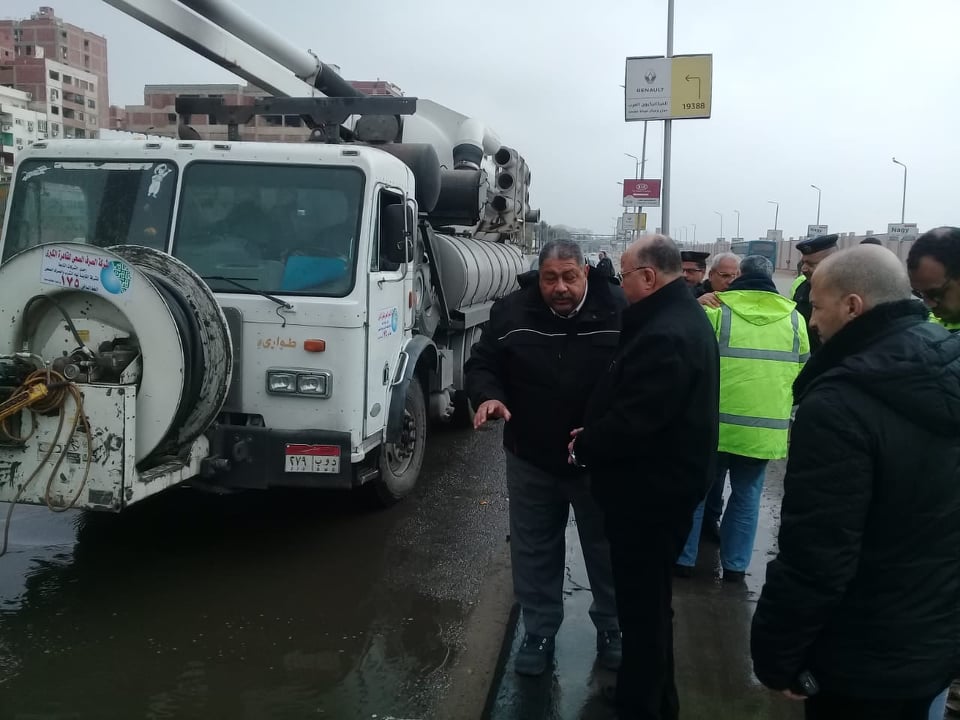 بالصور..التنمية المحلية: اتخاذ كافة الإجراءات وتوزيع المعدات في مناطق تجمع مياه الأمطار بالمحافظات