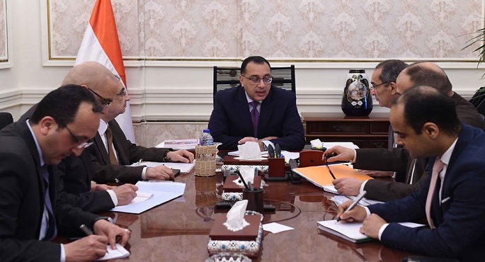 بالفيديو والصور.. رئيس الوزراء يستعرض مع الوزراء المعنيين تحديات مواجهة الطقس السيئ