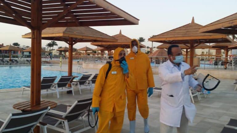 بالصور.. بدء إجراءات تطهير وتعقيم الفنادق والنوادي الصحية في شرم الشيخ والجونة