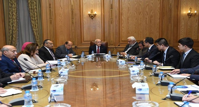 بالصور.. العصار يبحث مع رئيس شركة “هايير” الصينية سبل التعاون المشترك