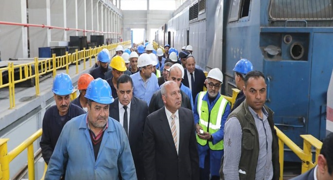 بالصور .. وزير النقل يتفقد أعمال عمرة وصيانة الجرارات بورش التبين للسكك الحديدية