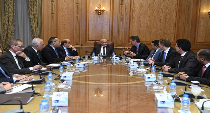 بالصور .. العصار يستقبل وفد شركة ” بوش ” الألمانية ويشهد توقيع مذكرة تعاون