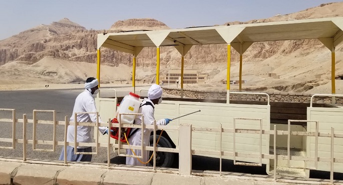 بالصور .. وزارة السياحة والآثار تبدأ أعمال التعقيم والتطهير للمناطق الأثرية بصعيد مصر
