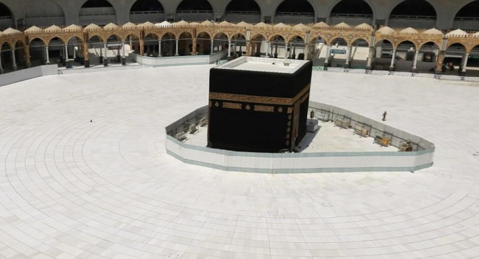 السعودية تعلق التواجد والصلاة في ساحات الحرمين الشريفين وسط مخاوف من كورونا