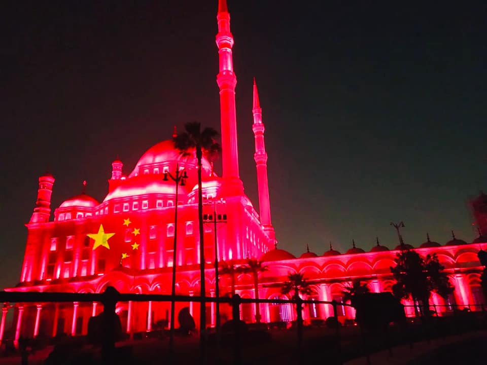 بالصور.. مصر تضيء معالمها الأثرية بألوان العلم الصيني تضامنا مع حربها ضد كورونا