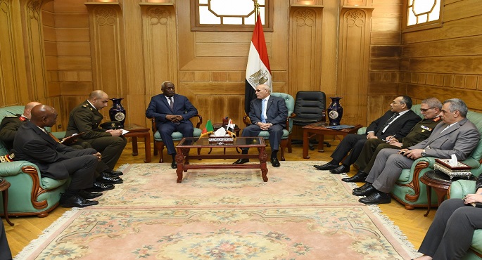بالصور.. العصار يبحث مع رئيس أركان القوات المسلحة الكاميرونية التعاون في مجالات التصنيع العسكري