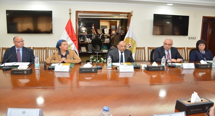 بالصور .. وزراء التنمية المحلية والإسكان والبيئة ومحافظ القاهرة يستعرضون مع وفد من أهالى عزبة الزرايب الحلول الحكومية المقترحة لتطوير المنطقة