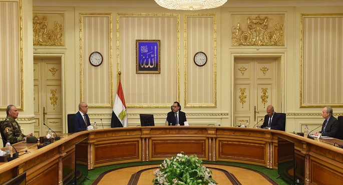 بالصور .. رئيس الوزراء يؤكد ضرورة تطبيق الإجراءات الوقائية لمنع انتشار كورونا بين العاملين فى المشروعات الإنشائية