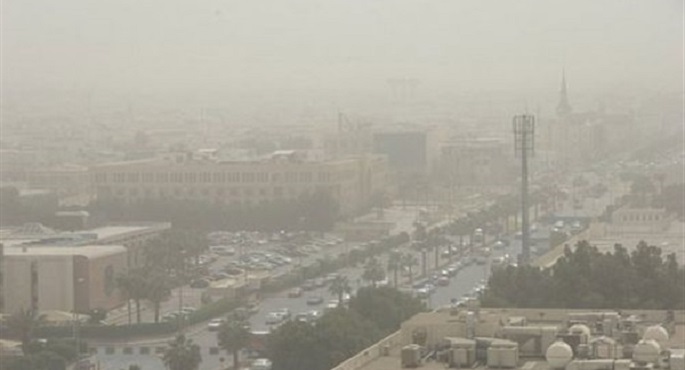 استمرار الأتربة وانخفاض الرؤية.. والأرصاد توصى بارتداء الكمامات