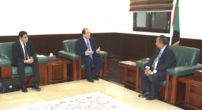 اللواء عباس كامل يطمئن على رئيس وزراء السودان ويُبلغه تحيات وتضامن الرئيس السيسى
