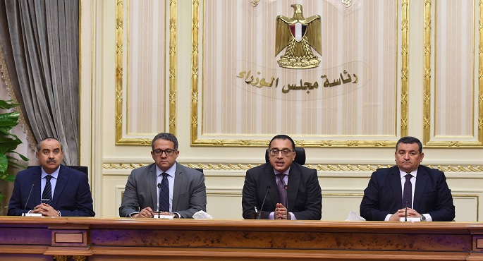 بالصور .. رئيس الوزراء يعلن تعليق رحلات الطيران وتخفيض عدد العاملين بالحكومة