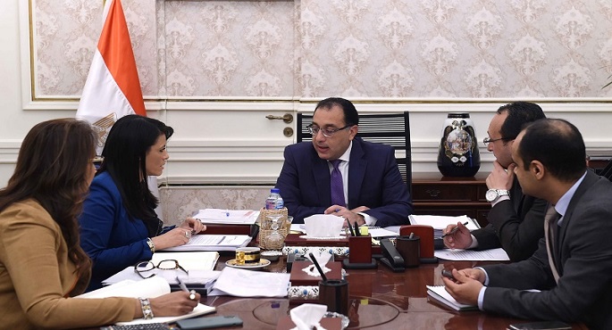 بالصور.. رئيس الوزراء يستعرض نتائج زيارة وزيرة التعاون الدولى لواشنطن