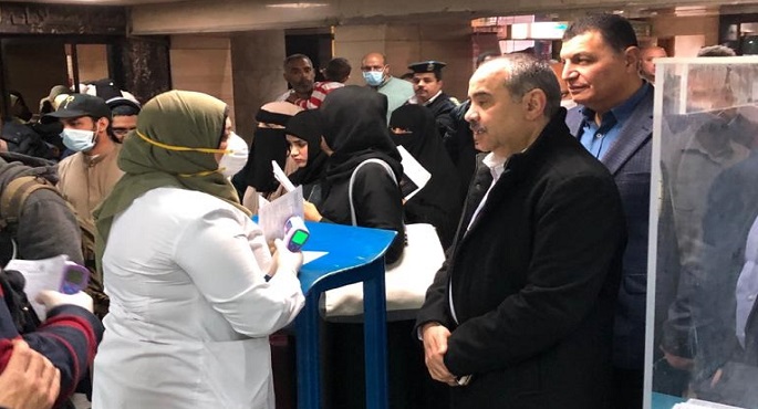 بالصور .. وزير الطيران المدنى يتابع الإجراءات الوقائية بمطار القاهرة الدولي
