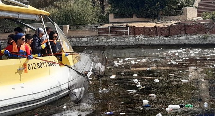 بالصور .. احتفالاً باليوم العالمي للمرأة .. وزيرة البيئة تقود حملة لتنظيف النيل من المخلفات مع رئيس المجلس القومى للمرأة