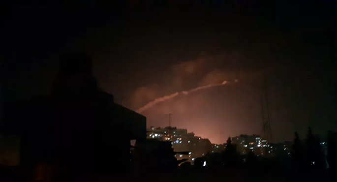 سوريا تعلن تصدي دفاعاتها الجوية لـ”صواريخ إسرائيلية” في محيط دمشق