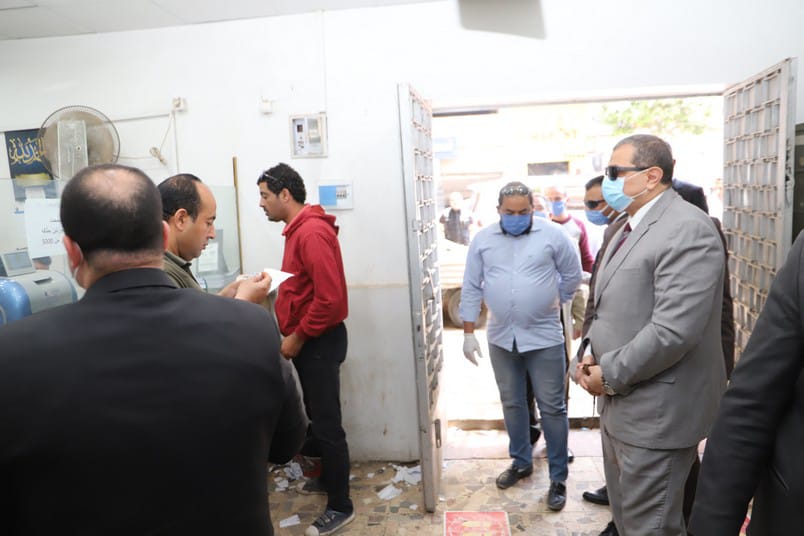 بالصور.. خلال جولاته التفقدية..سعفان يتابع لليوم الثاني صرف منحة العمالة غير المنتظمة