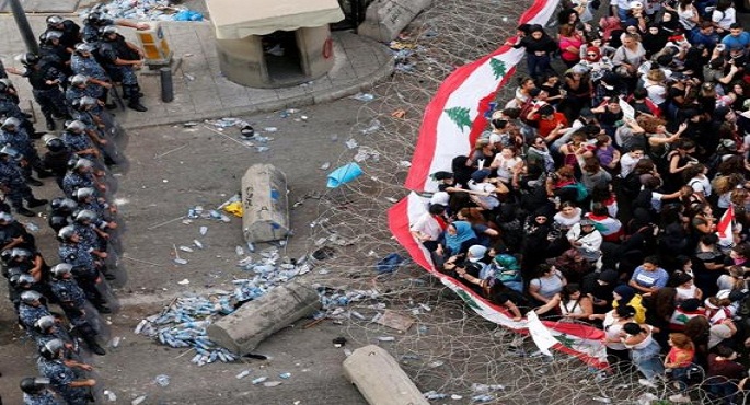 فاينانشال تايمز : لبنان على حافة الهاوية مع تصاعد الصدامات المسلحة