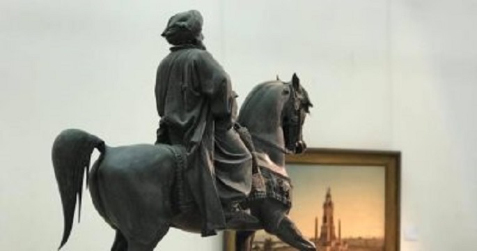 شاهد عمل النحات الفرنسى هنرى ألفريد بمتحف الإسكندرية .. وانت فى المنزل