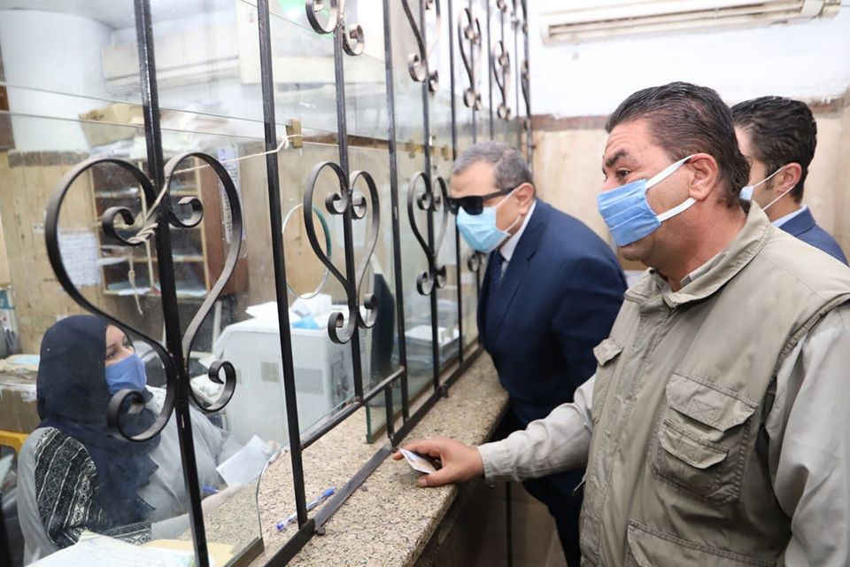 بالصور .. في اليوم الأخير لها..سعفان يتابع  صرف منحة العمالة غير المنتظمة