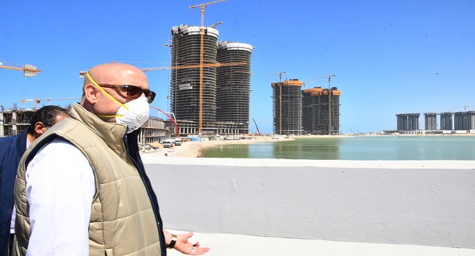 بالصور .. وزير الإسكان يتفقد منطقة الأبراج الشاطئية بمدينة العلمين الجديدة