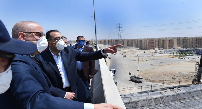 بالفيديو.. عقب جولته بمصنعين بالسادس من أكتوبر.. مدبولي يتفقد المحاور والطرق الرئيسية والكباري بالمدينة