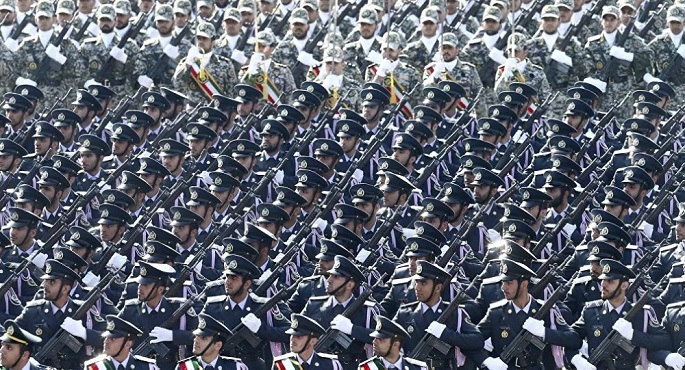 بدلا من الصواريخ.. إيران تستعرض مستلزمات طبية في يوم الجيش