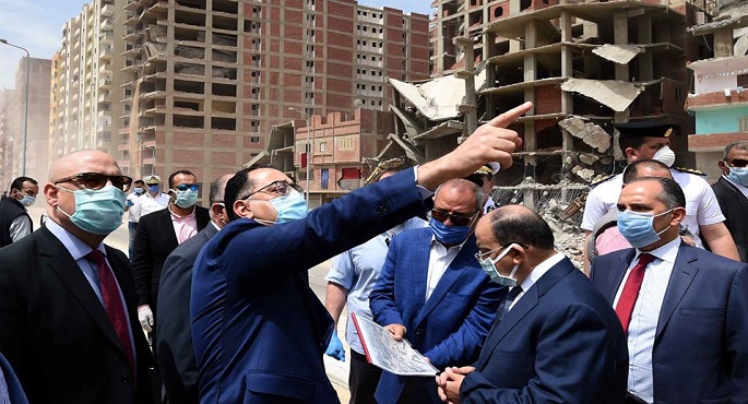 بالفيديو والصور .. في طريقه لتفقد محور الفريق إبراهيم العرابي .. رئيس الوزراء يتوقف لمتابعة مشروع إنشاء 134 عمارة سكنية بديلة لسكان العشوائيات