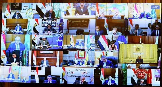 بالصور .. رئيس الوزراء يتابع توافر السلع والمستلزمات الطبية باجتماعه مع المحافظين عبر الفيديو كونفرانس