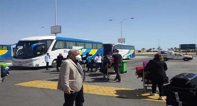 بالصور .. محافظ البحر الأحمر: أتوبيسات لنقل 323 عائدا من أمريكا لفنادق 5 نجوم مجانا