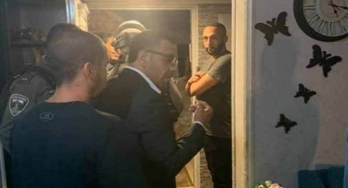 قوات شرطة الاحتلال تعتقل محافظ القدس
