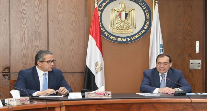 بالصور.. “السياحة والبترول” تتفقان على تخفيضات سعر الوقود للطيران