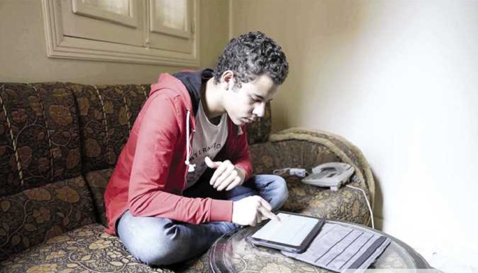 طلاب ثانية ثانوى يؤدون اليوم امتحان اللغة الإنجليزية إلكترونيًا