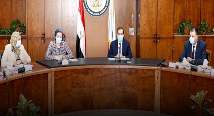 الملا ووزيرة البيئة يبحثان جهود التوافق البيئى لشركات البترول