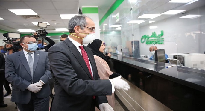 بالصور .. وزير الاتصالات يتفقد صرف منحة العمالة غير المنتظمة بمكاتب البريد