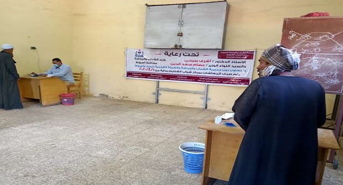 صبحى يوجه باستمرار فتح مراكز الشباب للبريد والتأمينات والمعاشات لصرف الرواتب