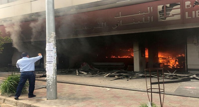 احتجاجات محدودة في مدن لبنانية في ثالث ليلة من الاضطرابات